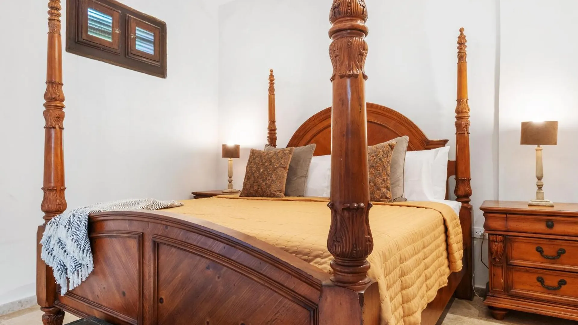 Kontakt z Tizol Historic Building 8Br In Old San Juan